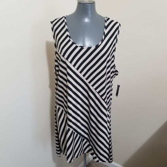 Striped Top with Asymmetrical Hemline 1X Nwt - Picture 2 of 6